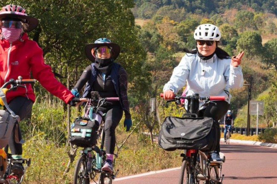 Leisure Cycling along the Greenway Loop of Qiandao Lake